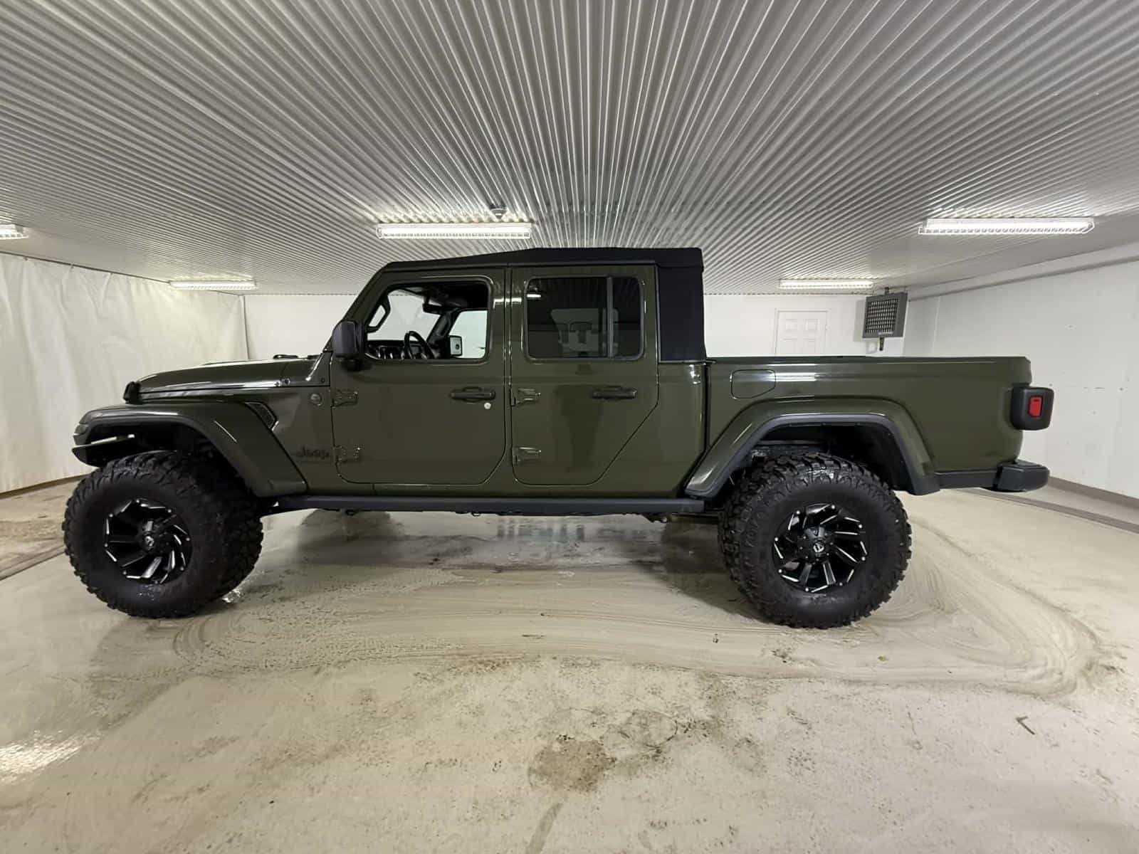 2022 Jeep Gladiator Sport Willy's - Image 2