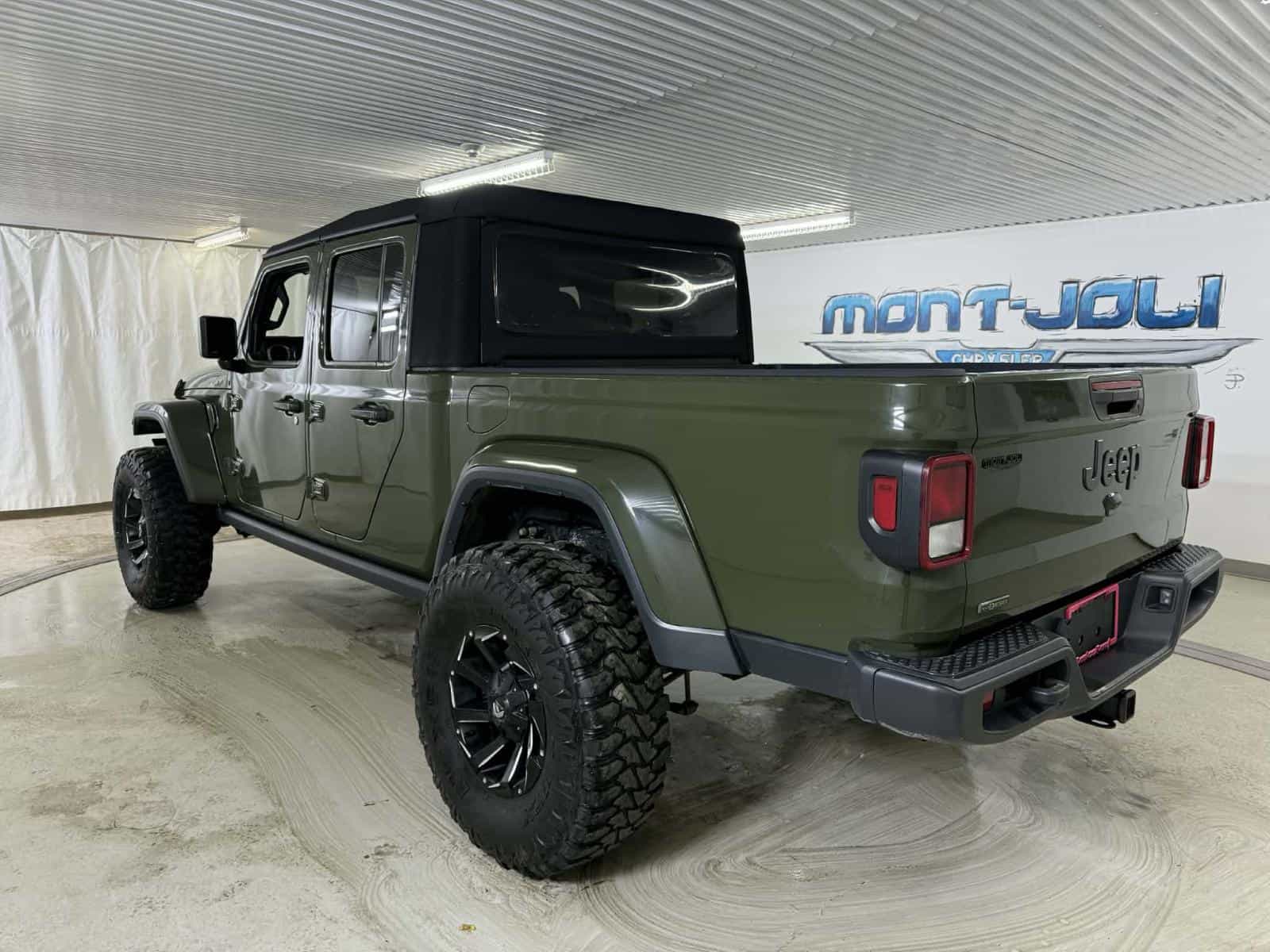 2022 Jeep Gladiator Sport Willy's - Image 3