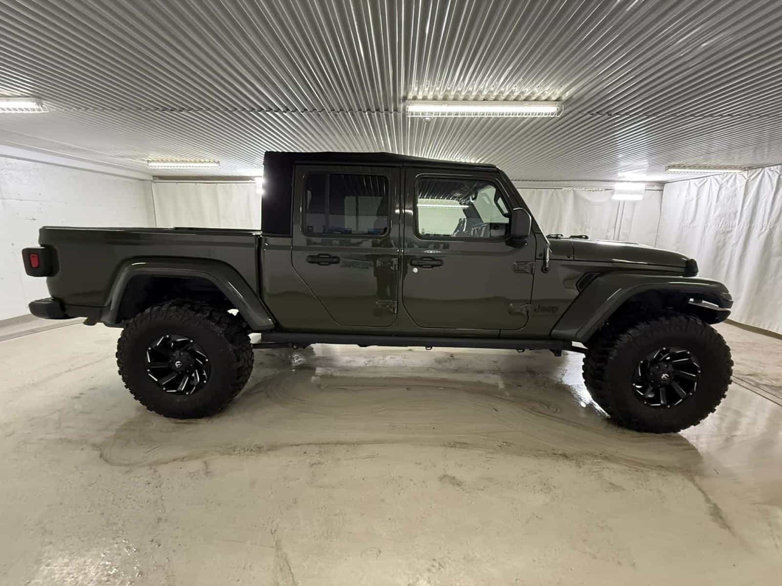 2022 Jeep Gladiator Sport Willy's - Image 6